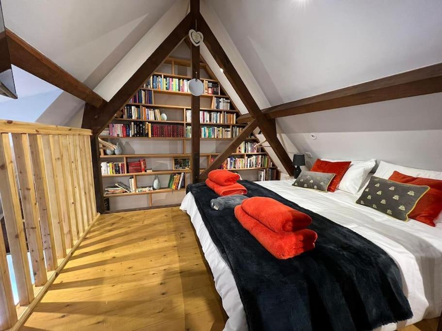 The Shack - Thatched Self Contained Annex Apartment *