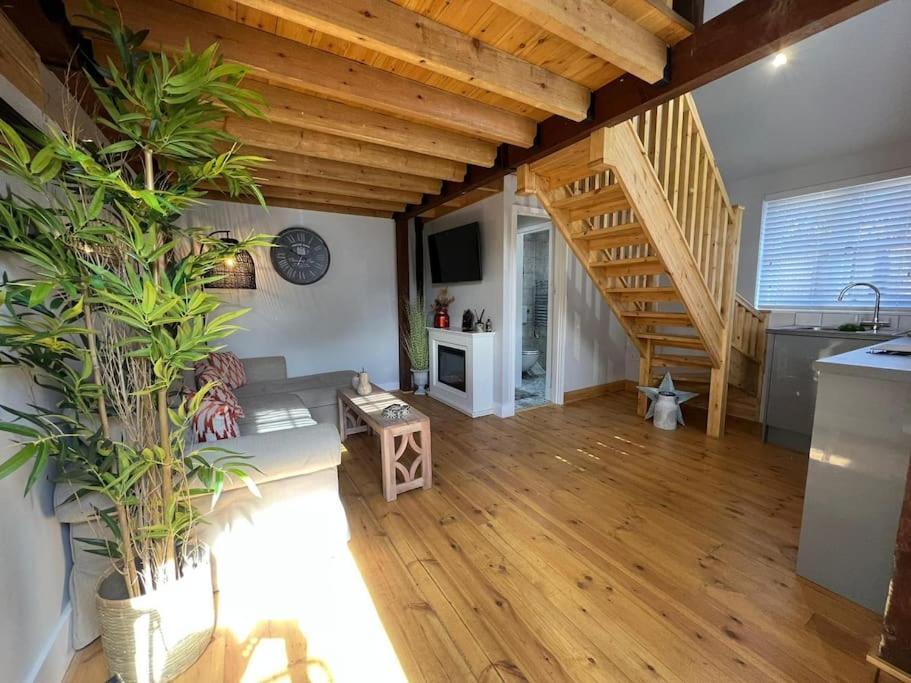 The Shack - Thatched Self Contained Annex * Collingbourne Ducis